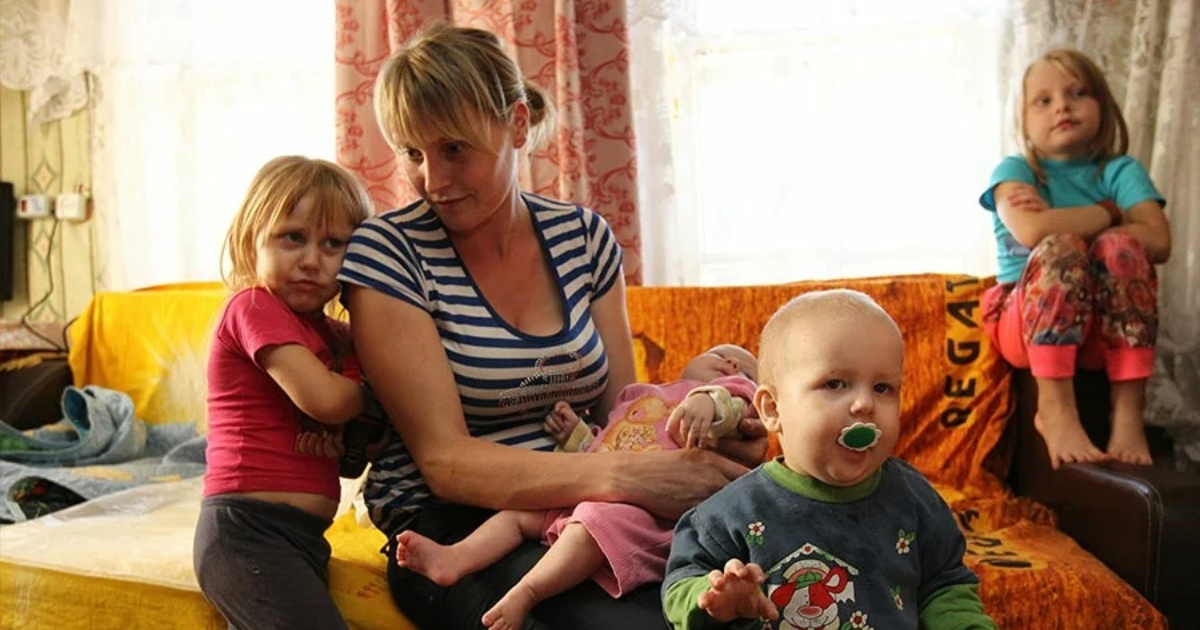 Бедная семья жены. Бедная многодетная семья. Бедные семьи с детьми. Многодетная семья в России. Многодетная мать с детьми.