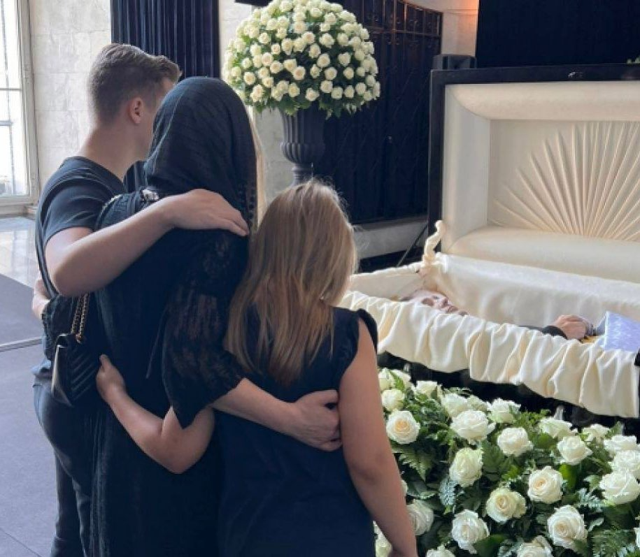 Мать юрия шатунова. Похороны Юры Шатунова 2022. Жена Юрия Шатунова 2022. Семья Юры Шатунова 2022.